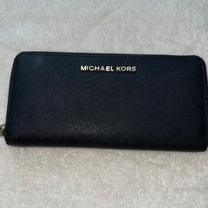 Michael Kors Expanding Zipper Wallet